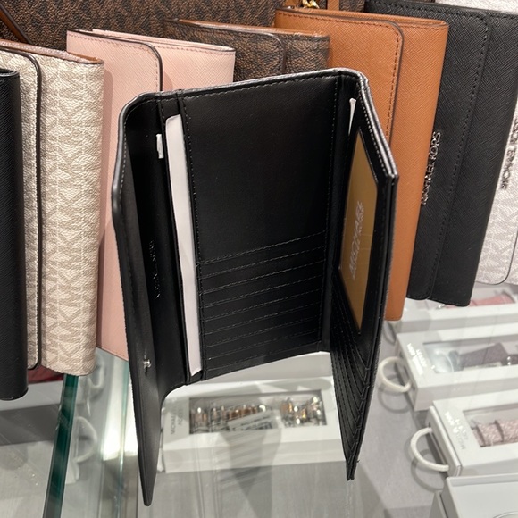 MICHAEL KORS JET SET TRV LARGE TRIFOLD BLACK - Picture 8 of 16